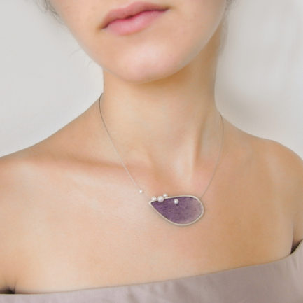 Silver short pearl necklace with coloured paper inlay