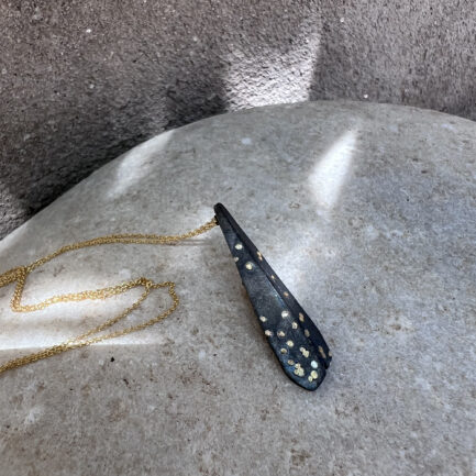 Auriferous long drop necklace