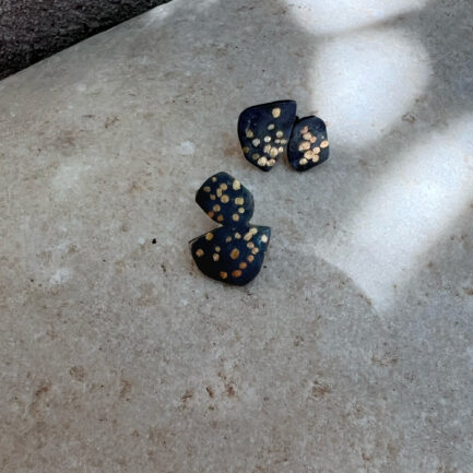 Auriferous grey pebbles studs