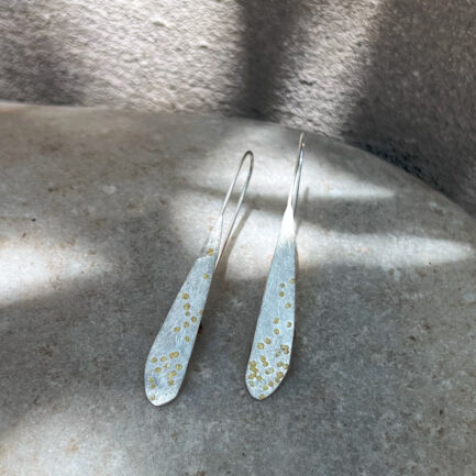 Auriferous long drop earrings