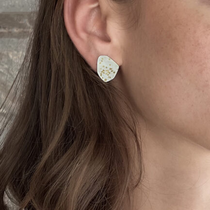Auriferous simplicity studs