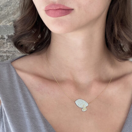 Auriferous pebbles necklace